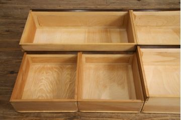 中古　美品　松本民芸家具　高山式　直線的なデザインが洗練された雰囲気を醸し出す金具付きタンス(チェスト、衣装箪笥、収納たんす、引き出し)(定価約50万円)(R-073990)
