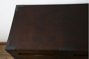 中古　美品　松本民芸家具　高山式　直線的なデザインが洗練された雰囲気を醸し出す金具付きタンス(チェスト、衣装箪笥、収納たんす、引き出し)(定価約50万円)(R-073990)