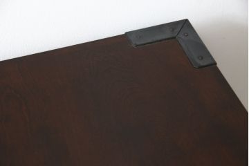 中古　美品　松本民芸家具　高山式　直線的なデザインが洗練された雰囲気を醸し出す金具付きタンス(チェスト、衣装箪笥、収納たんす、引き出し)(定価約50万円)(R-073990)