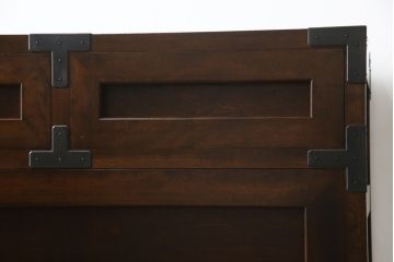 中古　美品　松本民芸家具　高山式　直線的なデザインが洗練された雰囲気を醸し出す金具付きタンス(チェスト、衣装箪笥、収納たんす、引き出し)(定価約50万円)(R-073990)