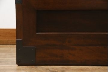 中古　美品　松本民芸家具　高山式　直線的なデザインが洗練された雰囲気を醸し出す金具付きタンス(チェスト、衣装箪笥、収納たんす、引き出し)(定価約50万円)(R-073990)