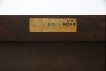 中古　美品　松本民芸家具　高山式　直線的なデザインが洗練された雰囲気を醸し出す金具付きタンス(チェスト、衣装箪笥、収納たんす、引き出し)(定価約50万円)(R-073990)