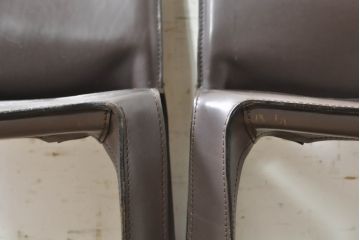 中古　Cassina(カッシーナ)　412　CAB(キャブ)　MARIO BELLINI(マリオベリーニ)　シンプルモダンな空間づくりに活躍するアームレスチェア2脚セット(ダイニングチェア、椅子、イス)(定価2脚で約52万8千円)(R-073991)