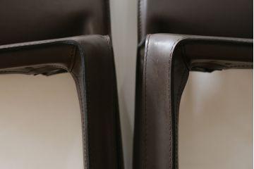 中古　Cassina(カッシーナ)　412　CAB(キャブ)　MARIO BELLINI(マリオベリーニ)　シンプルモダンな空間づくりに活躍するアームレスチェア2脚セット(ダイニングチェア、椅子、イス)(定価2脚で約52万8千円)(R-073992)