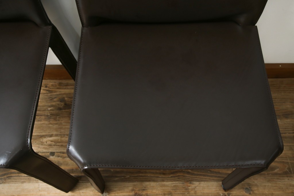 中古　Cassina(カッシーナ)　412　CAB　MARIO BELLINI(マリオベリーニ)　厚革製　背もたれのフィット感と抜群の座り心地が魅力!　シンプルモダンなアームレスチェア2脚　セット定価約52万8千円相当　(R-073993)