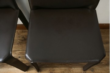 中古　Cassina(カッシーナ)　412　CAB　MARIO BELLINI(マリオベリーニ)　厚革製　背もたれのフィット感と抜群の座り心地が魅力!　シンプルモダンなアームレスチェア2脚　セット定価約52万8千円相当　(R-073993)