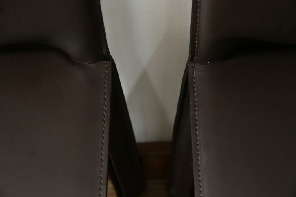 中古　Cassina(カッシーナ)　412　CAB　MARIO BELLINI(マリオベリーニ)　厚革製　背もたれのフィット感と抜群の座り心地が魅力!　シンプルモダンなアームレスチェア2脚　セット定価約52万8千円相当　(R-073993)