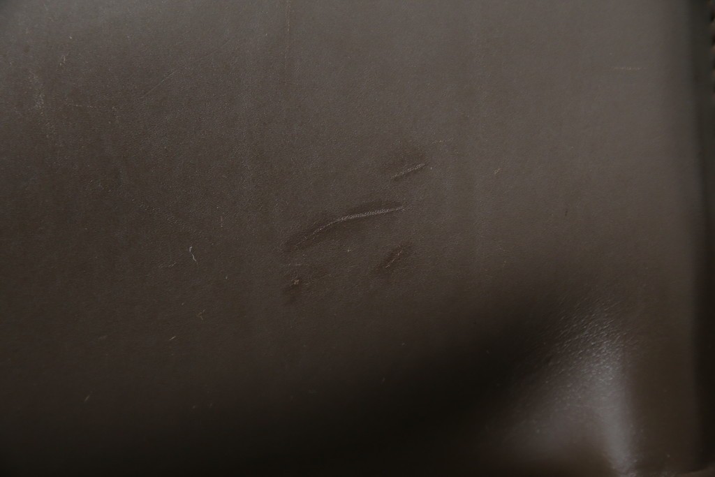 中古　Cassina(カッシーナ)　412　CAB　MARIO BELLINI(マリオベリーニ)　厚革製　背もたれのフィット感と抜群の座り心地が魅力!　シンプルモダンなアームレスチェア2脚　セット定価約52万8千円相当　(R-073993)