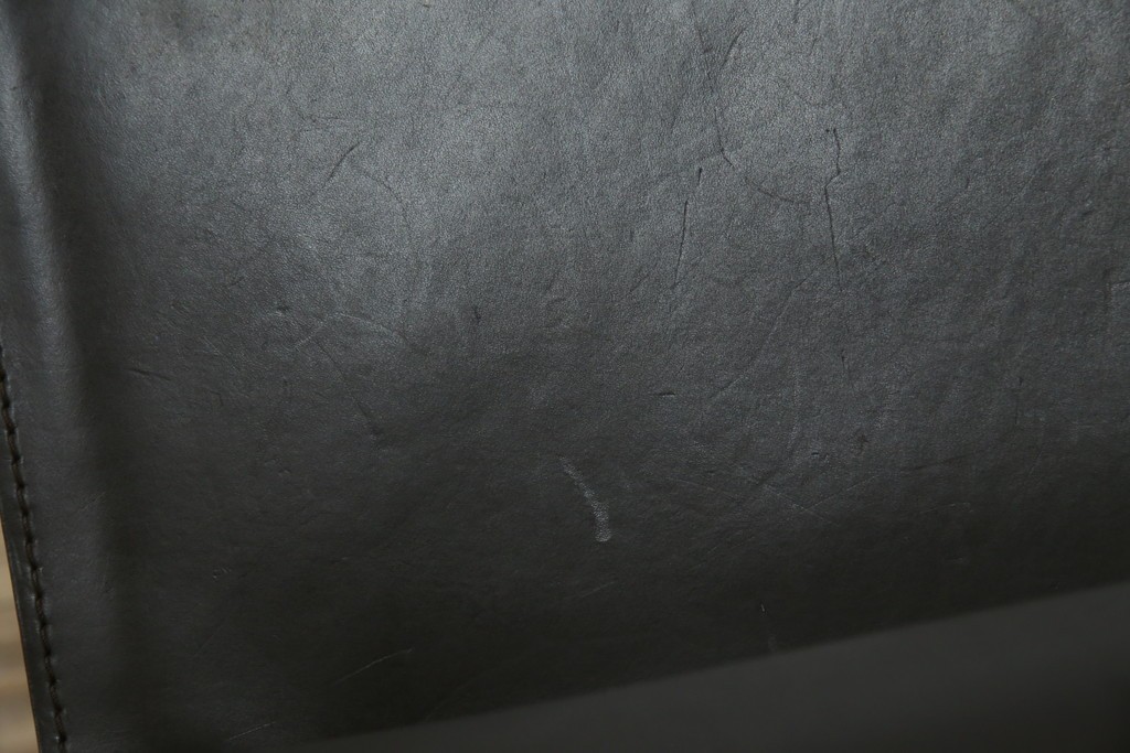 中古　Cassina(カッシーナ)　412　CAB　MARIO BELLINI(マリオベリーニ)　厚革製　背もたれのフィット感と抜群の座り心地が魅力!　シンプルモダンなアームレスチェア2脚　セット定価約52万8千円相当　(R-073993)