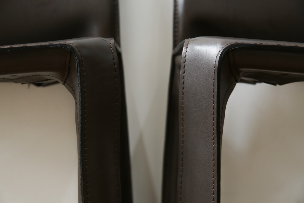 中古　Cassina(カッシーナ)　412　CAB　MARIO BELLINI(マリオベリーニ)　厚革製　背もたれのフィット感と抜群の座り心地が魅力!　シンプルモダンなアームレスチェア2脚　セット定価約52万8千円相当　(R-073993)