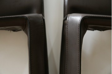 中古　Cassina(カッシーナ)　412　CAB　MARIO BELLINI(マリオベリーニ)　厚革製　背もたれのフィット感と抜群の座り心地が魅力!　シンプルモダンなアームレスチェア2脚　セット定価約52万8千円相当　(R-073993)
