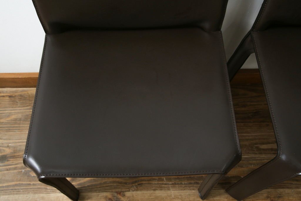 中古　Cassina(カッシーナ)　412　CAB　MARIO BELLINI(マリオベリーニ)　厚革製　背もたれのフィット感と抜群の座り心地が魅力!　シンプルモダンなアームレスチェア2脚　セット定価約52万8千円相当　(R-073993)