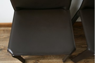 中古　Cassina(カッシーナ)　412　CAB　MARIO BELLINI(マリオベリーニ)　厚革製　背もたれのフィット感と抜群の座り心地が魅力!　シンプルモダンなアームレスチェア2脚　セット定価約52万8千円相当　(R-073993)
