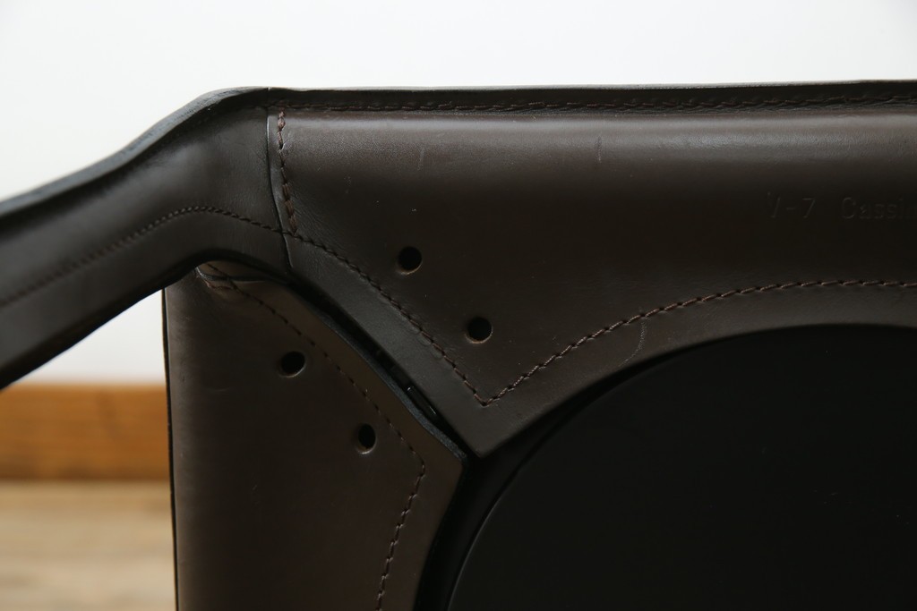 中古　Cassina(カッシーナ)　412　CAB　MARIO BELLINI(マリオベリーニ)　厚革製　背もたれのフィット感と抜群の座り心地が魅力!　シンプルモダンなアームレスチェア2脚　セット定価約52万8千円相当　(R-073993)