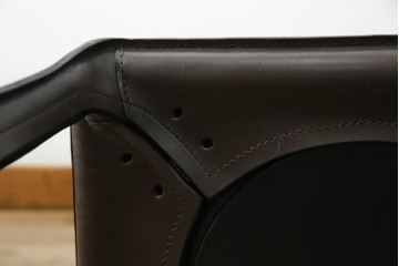 中古　Cassina(カッシーナ)　412　CAB　MARIO BELLINI(マリオベリーニ)　厚革製　背もたれのフィット感と抜群の座り心地が魅力!　シンプルモダンなアームレスチェア2脚　セット定価約52万8千円相当　(R-073993)