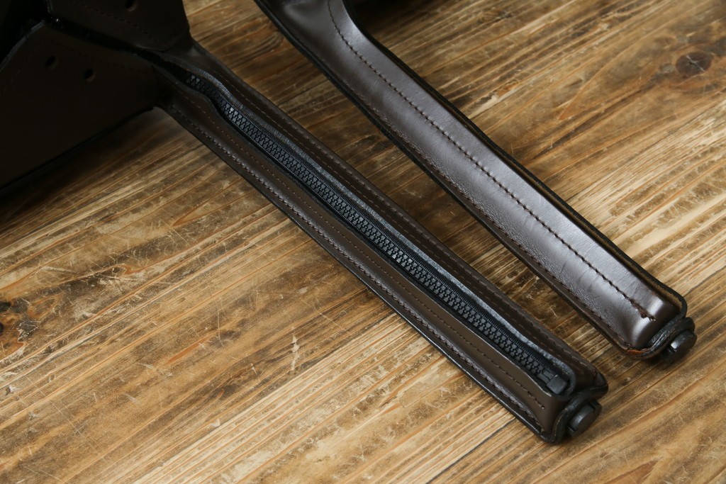 中古　Cassina(カッシーナ)　412　CAB　MARIO BELLINI(マリオベリーニ)　厚革製　背もたれのフィット感と抜群の座り心地が魅力!　シンプルモダンなアームレスチェア2脚　セット定価約52万8千円相当　(R-073993)