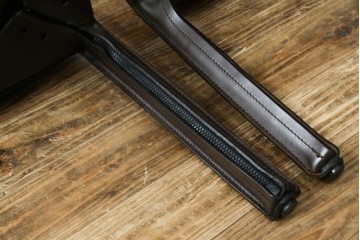 中古　Cassina(カッシーナ)　412　CAB　MARIO BELLINI(マリオベリーニ)　厚革製　背もたれのフィット感と抜群の座り心地が魅力!　シンプルモダンなアームレスチェア2脚　セット定価約52万8千円相当　(R-073993)