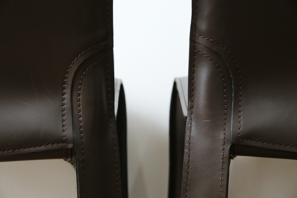 中古　Cassina(カッシーナ)　412　CAB　MARIO BELLINI(マリオベリーニ)　厚革製　背もたれのフィット感と抜群の座り心地が魅力!　シンプルモダンなアームレスチェア2脚　セット定価約52万8千円相当　(R-073993)