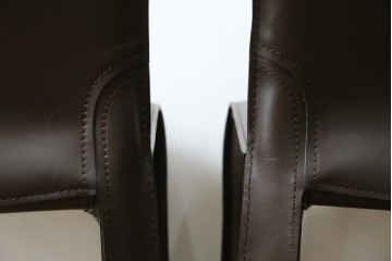 中古　Cassina(カッシーナ)　412　CAB　MARIO BELLINI(マリオベリーニ)　厚革製　背もたれのフィット感と抜群の座り心地が魅力!　シンプルモダンなアームレスチェア2脚　セット定価約52万8千円相当　(R-073993)