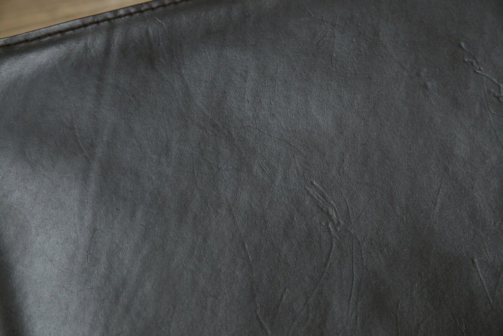 中古　Cassina(カッシーナ)　412　CAB　MARIO BELLINI(マリオベリーニ)　厚革製　背もたれのフィット感と抜群の座り心地が魅力!　シンプルモダンなアームレスチェア2脚　セット定価約52万8千円相当　(R-073993)