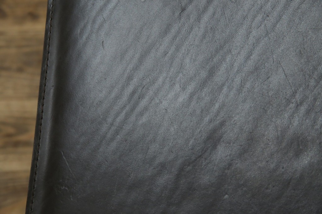 中古　Cassina(カッシーナ)　412　CAB　MARIO BELLINI(マリオベリーニ)　厚革製　背もたれのフィット感と抜群の座り心地が魅力!　シンプルモダンなアームレスチェア2脚　セット定価約52万8千円相当　(R-073993)