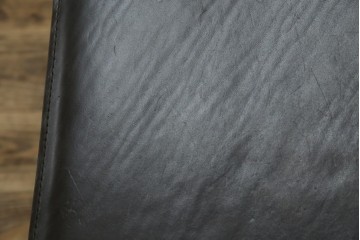 中古　Cassina(カッシーナ)　412　CAB　MARIO BELLINI(マリオベリーニ)　厚革製　背もたれのフィット感と抜群の座り心地が魅力!　シンプルモダンなアームレスチェア2脚　セット定価約52万8千円相当　(R-073993)