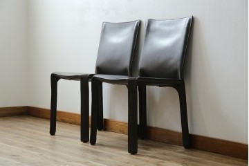 中古　Cassina(カッシーナ)　412　CAB　MARIO BELLINI(マリオベリーニ)　厚革製　背もたれのフィット感と抜群の座り心地が魅力!　シンプルモダンなアームレスチェア2脚　セット定価約52万8千円相当　(R-073993)