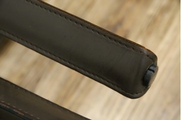 中古　Cassina(カッシーナ)　412　CAB　MARIO BELLINI(マリオベリーニ)　厚革製　背もたれのフィット感と抜群の座り心地が魅力!　シンプルモダンなアームレスチェア2脚　セット定価約52万8千円相当　(R-073993)