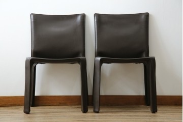 中古　Cassina(カッシーナ)　412　CAB　MARIO BELLINI(マリオベリーニ)　厚革製　背もたれのフィット感と抜群の座り心地が魅力!　シンプルモダンなアームレスチェア2脚　セット定価約52万8千円相当　(R-073993)