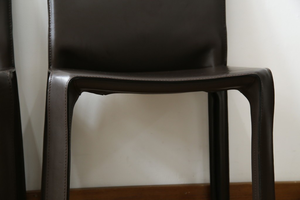 中古　Cassina(カッシーナ)　412　CAB　MARIO BELLINI(マリオベリーニ)　厚革製　背もたれのフィット感と抜群の座り心地が魅力!　シンプルモダンなアームレスチェア2脚　セット定価約52万8千円相当　(R-073993)