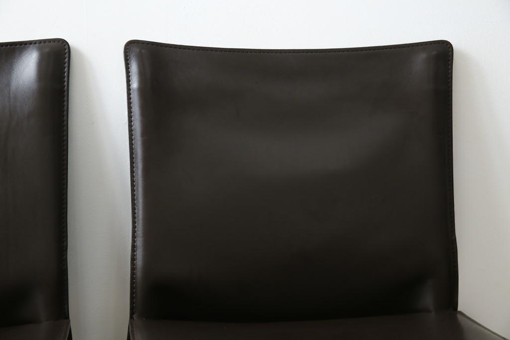 中古　Cassina(カッシーナ)　412　CAB　MARIO BELLINI(マリオベリーニ)　厚革製　背もたれのフィット感と抜群の座り心地が魅力!　シンプルモダンなアームレスチェア2脚　セット定価約52万8千円相当　(R-073993)