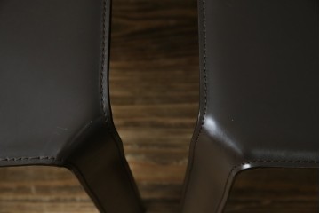 中古　Cassina(カッシーナ)　412　CAB　MARIO BELLINI(マリオベリーニ)　厚革製　背もたれのフィット感と抜群の座り心地が魅力!　シンプルモダンなアームレスチェア2脚　セット定価約52万8千円相当　(R-073993)