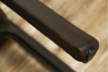 中古　Cassina(カッシーナ)　412　CAB　MARIO BELLINI(マリオベリーニ)　厚革製　背もたれのフィット感と抜群の座り心地が魅力!　シンプルモダンなアームレスチェア2脚　セット定価約52万8千円相当　(R-073993)