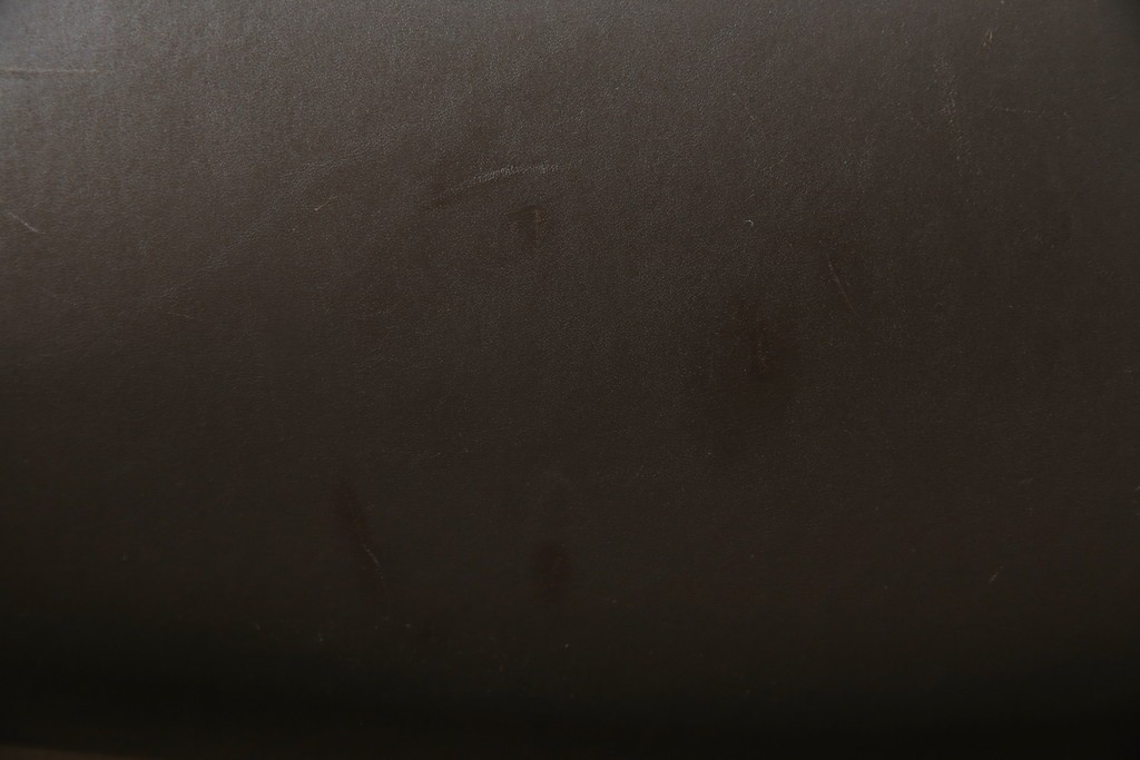 中古　Cassina(カッシーナ)　412　CAB　MARIO BELLINI(マリオベリーニ)　厚革製　背もたれのフィット感と抜群の座り心地が魅力!　シンプルモダンなアームレスチェア2脚　セット定価約52万8千円相当　(R-073993)