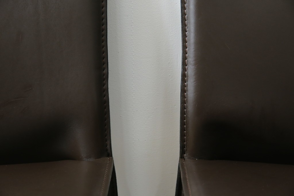 中古　Cassina(カッシーナ)　412　CAB　MARIO BELLINI(マリオベリーニ)　厚革製　背もたれのフィット感と抜群の座り心地が魅力!　シンプルモダンなアームレスチェア2脚　セット定価約52万8千円相当　(R-073993)