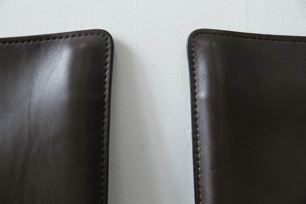 中古　Cassina(カッシーナ)　412　CAB　MARIO BELLINI(マリオベリーニ)　厚革製　背もたれのフィット感と抜群の座り心地が魅力!　シンプルモダンなアームレスチェア2脚　セット定価約52万8千円相当　(R-073993)