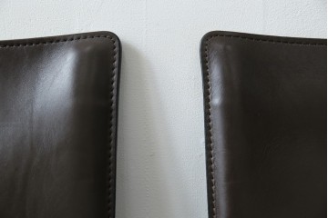 中古　Cassina(カッシーナ)　412　CAB　MARIO BELLINI(マリオベリーニ)　厚革製　背もたれのフィット感と抜群の座り心地が魅力!　シンプルモダンなアームレスチェア2脚　セット定価約52万8千円相当　(R-073993)