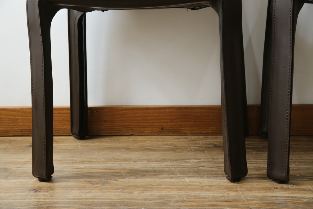 中古　Cassina(カッシーナ)　412　CAB　MARIO BELLINI(マリオベリーニ)　厚革製　背もたれのフィット感と抜群の座り心地が魅力!　シンプルモダンなアームレスチェア2脚　セット定価約52万8千円相当　(R-073993)