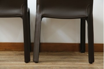 中古　Cassina(カッシーナ)　412　CAB　MARIO BELLINI(マリオベリーニ)　厚革製　背もたれのフィット感と抜群の座り心地が魅力!　シンプルモダンなアームレスチェア2脚　セット定価約52万8千円相当　(R-073993)