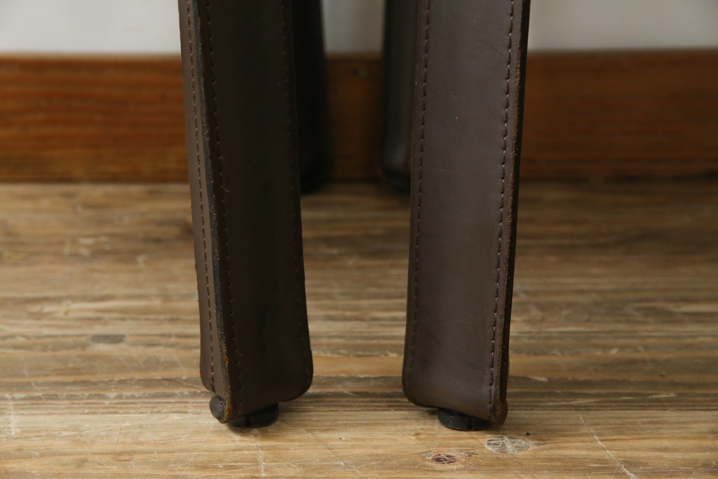 中古　Cassina(カッシーナ)　412　CAB　MARIO BELLINI(マリオベリーニ)　厚革製　背もたれのフィット感と抜群の座り心地が魅力!　シンプルモダンなアームレスチェア2脚　セット定価約52万8千円相当　(R-073993)