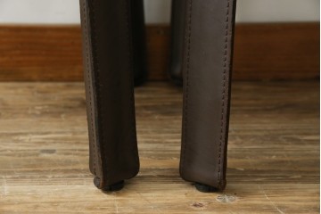 中古　Cassina(カッシーナ)　412　CAB　MARIO BELLINI(マリオベリーニ)　厚革製　背もたれのフィット感と抜群の座り心地が魅力!　シンプルモダンなアームレスチェア2脚　セット定価約52万8千円相当　(R-073993)