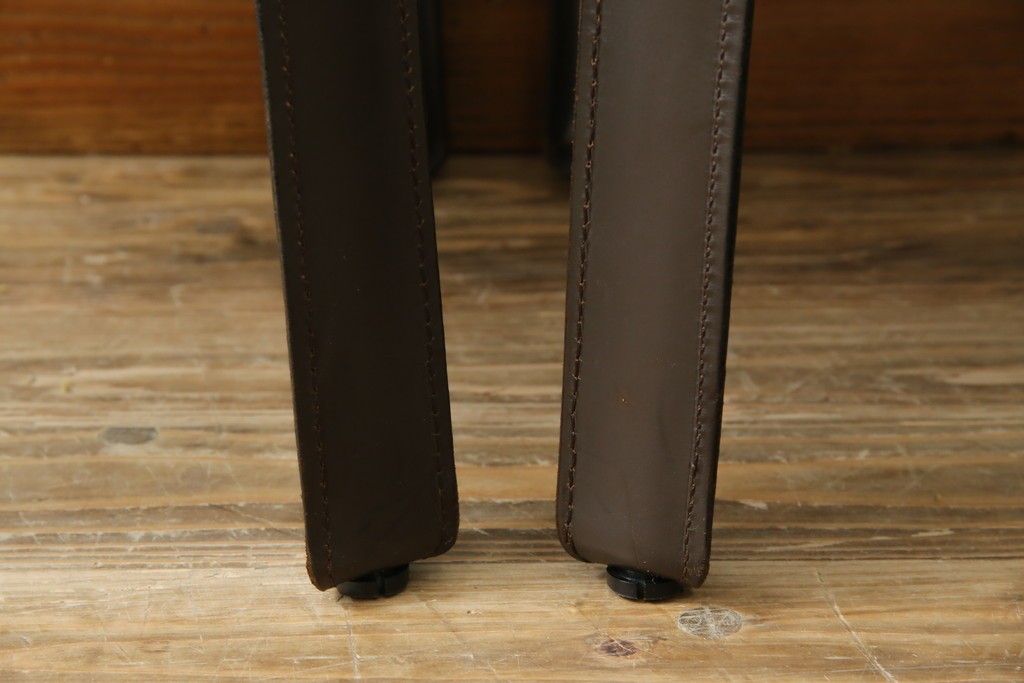 中古　Cassina(カッシーナ)　412　CAB　MARIO BELLINI(マリオベリーニ)　厚革製　背もたれのフィット感と抜群の座り心地が魅力!　シンプルモダンなアームレスチェア2脚　セット定価約52万8千円相当　(R-073993)