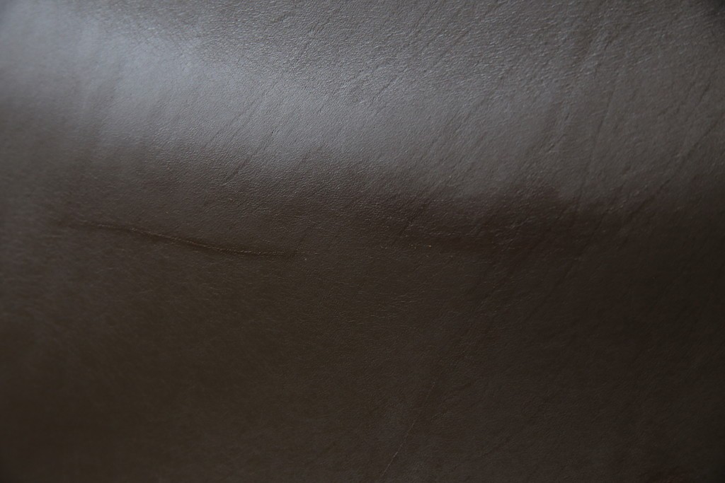 中古　Cassina(カッシーナ)　412　CAB　MARIO BELLINI(マリオベリーニ)　厚革製　背もたれのフィット感と抜群の座り心地が魅力!　シンプルモダンなアームレスチェア2脚　セット定価約52万8千円相当　(R-073993)