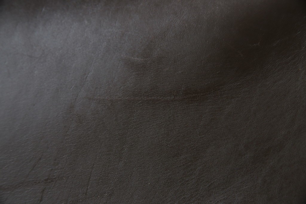 中古　Cassina(カッシーナ)　412　CAB　MARIO BELLINI(マリオベリーニ)　厚革製　背もたれのフィット感と抜群の座り心地が魅力!　シンプルモダンなアームレスチェア2脚　セット定価約52万8千円相当　(R-073993)