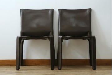 中古　Cassina(カッシーナ)　412　CAB　MARIO BELLINI(マリオベリーニ)　厚革製　背もたれのフィット感と抜群の座り心地が魅力!　シンプルモダンなアームレスチェア2脚　セット定価約52万8千円　(R-073994)