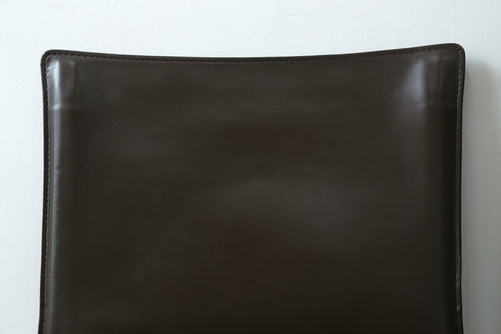 中古　Cassina(カッシーナ)　412　CAB　MARIO BELLINI(マリオベリーニ)　厚革製　背もたれのフィット感と抜群の座り心地が魅力!　シンプルモダンなアームレスチェア2脚　セット定価約52万8千円　(R-073994)