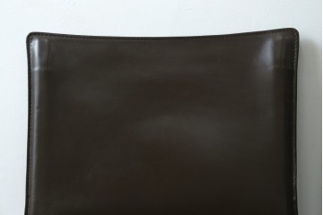 中古　Cassina(カッシーナ)　412　CAB　MARIO BELLINI(マリオベリーニ)　厚革製　背もたれのフィット感と抜群の座り心地が魅力!　シンプルモダンなアームレスチェア2脚　セット定価約52万8千円　(R-073994)