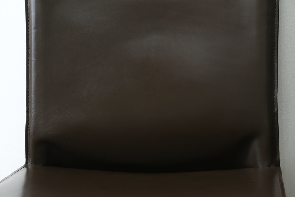 中古　Cassina(カッシーナ)　412　CAB　MARIO BELLINI(マリオベリーニ)　厚革製　背もたれのフィット感と抜群の座り心地が魅力!　シンプルモダンなアームレスチェア2脚　セット定価約52万8千円　(R-073994)