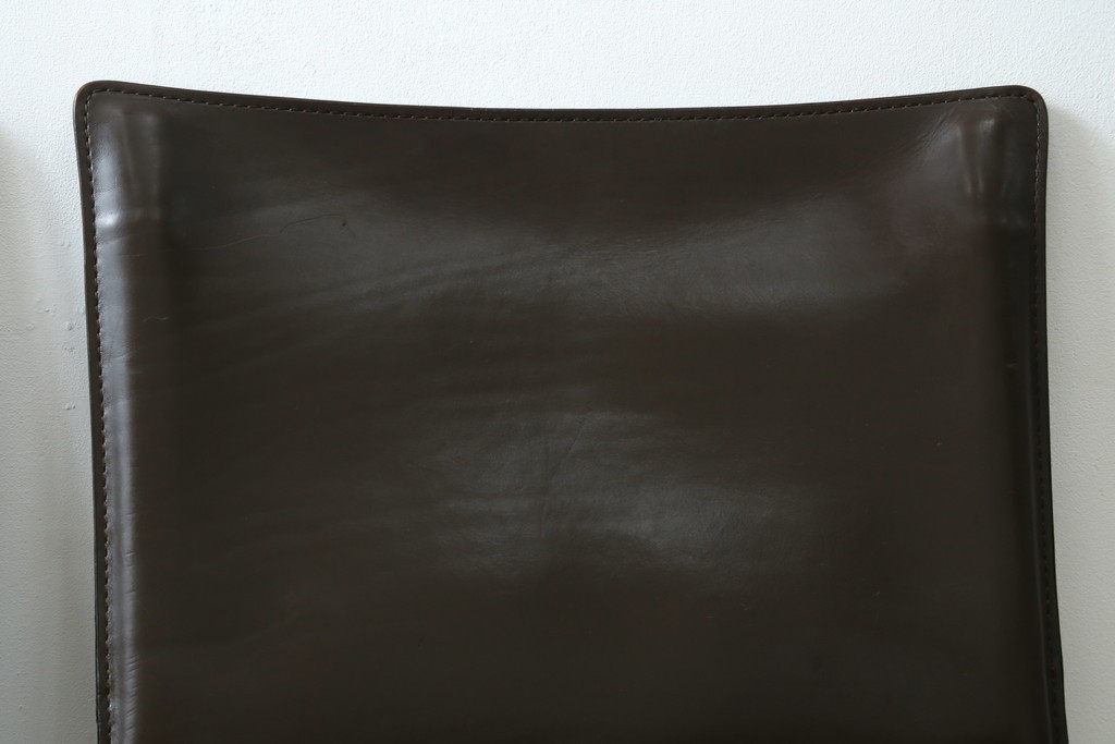 中古　Cassina(カッシーナ)　412　CAB　MARIO BELLINI(マリオベリーニ)　厚革製　背もたれのフィット感と抜群の座り心地が魅力!　シンプルモダンなアームレスチェア2脚　セット定価約52万8千円　(R-073994)