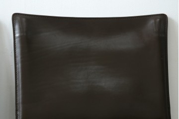 中古　Cassina(カッシーナ)　412　CAB　MARIO BELLINI(マリオベリーニ)　厚革製　背もたれのフィット感と抜群の座り心地が魅力!　シンプルモダンなアームレスチェア2脚　セット定価約52万8千円　(R-073994)